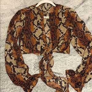 SNAKE PRINT BOOHOO BLOUSE